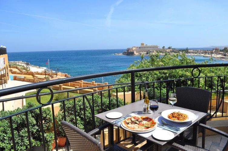 Nyt frokosten med utsikt over vannet, Malta