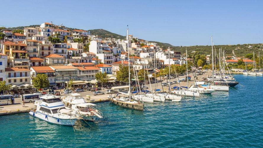 Utsikt over havnen og idylliske Skiathos by i Hellas