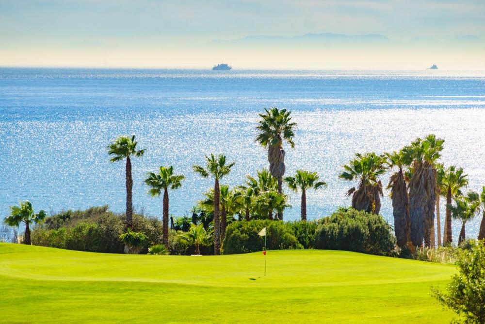 Sotogrande med golfbana, palmer och Medelhavet i bakgrunden
