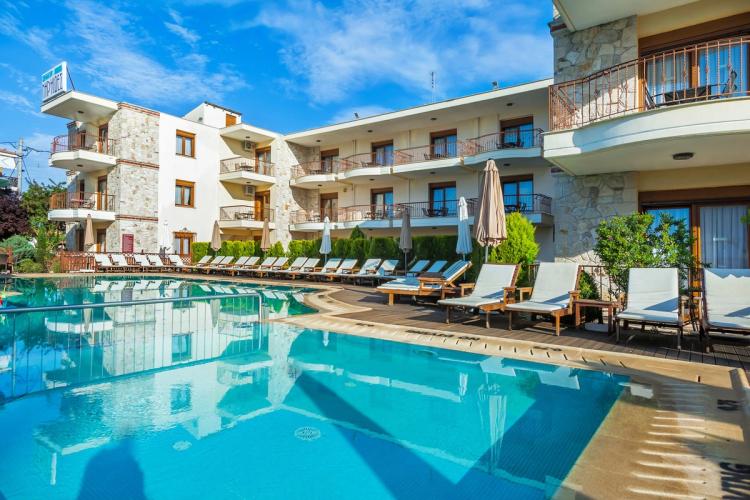 Nereides Hotel på Halkidiki i Hellas tilbyr selvbetjente ferieleiligheter og har også et nydelig felles basseng.