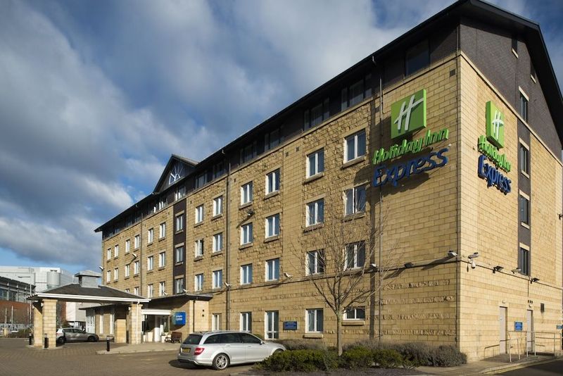 Holiday Inn Express Waterfront - Image 8