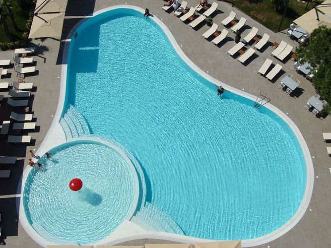 Supreme Hotel har et basseng og ligger nær stranden i Qerret, Albania