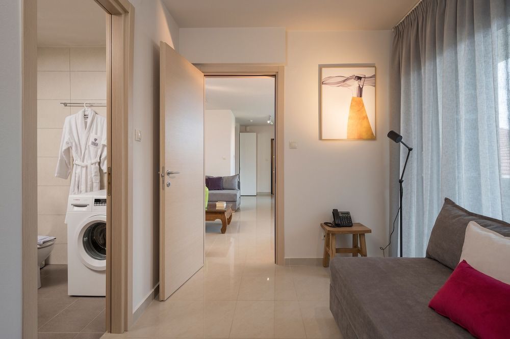 Trianon Luxury Apartments & Suites - Image 8