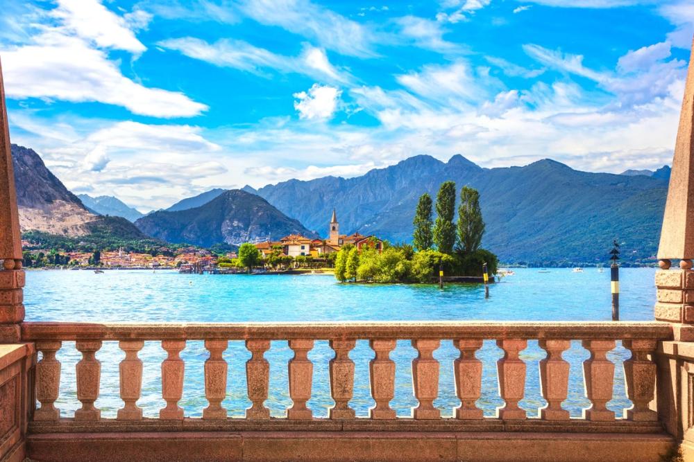 Utsikt over Gardasjoen og fjellene rundt i Lombardia, Italia