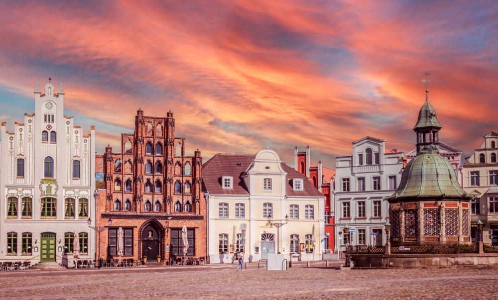 Kveldslys over torget med gamle hus i hansabyen Wismar i Tyskland