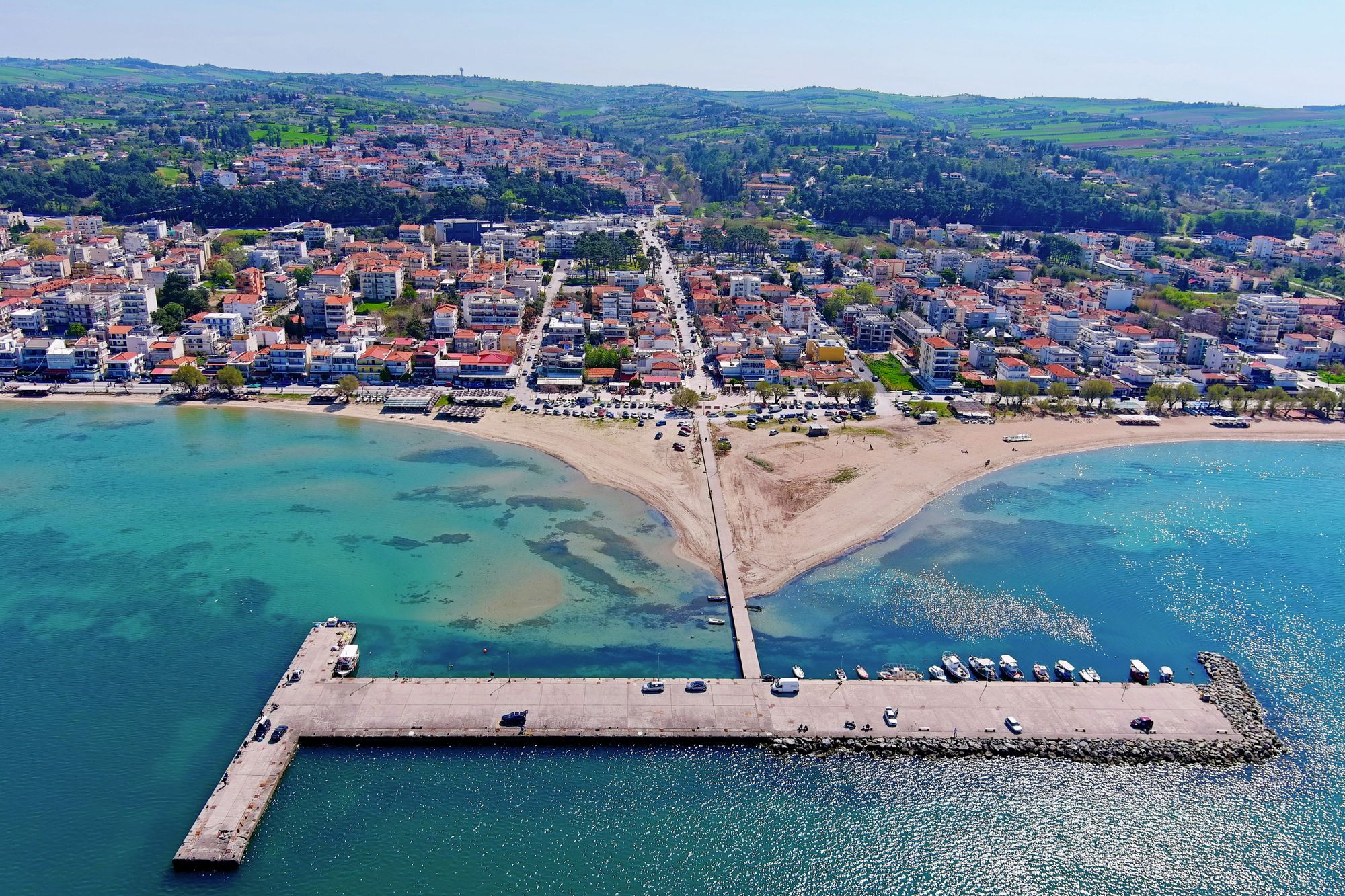 Utsikt över Agia Triada och piren i förgrunden med strand på båda sidor, Halkidiki