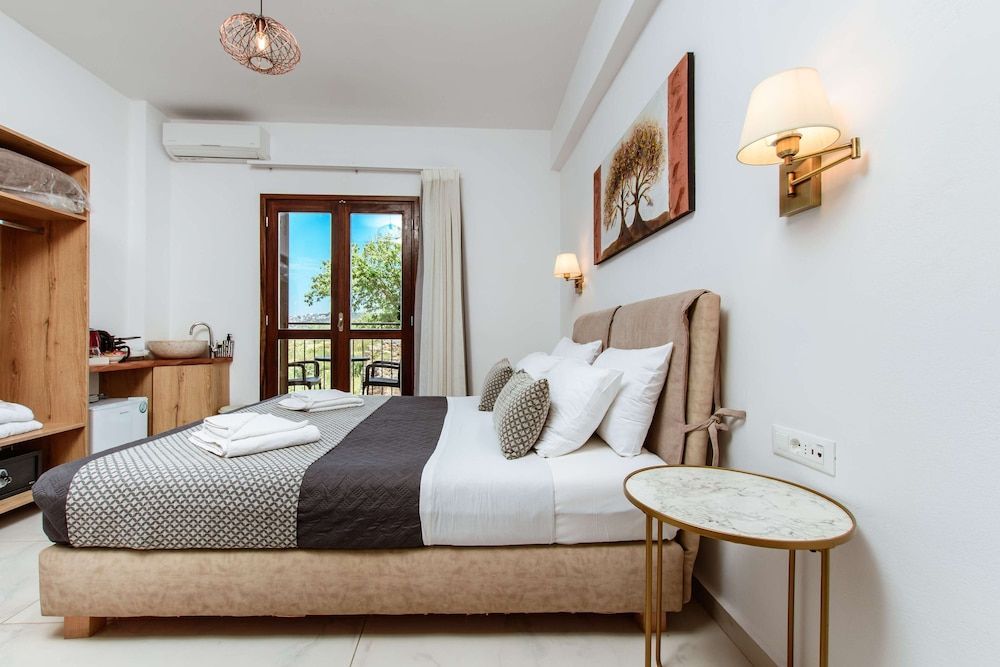 Deluxe Hotel - Image 8