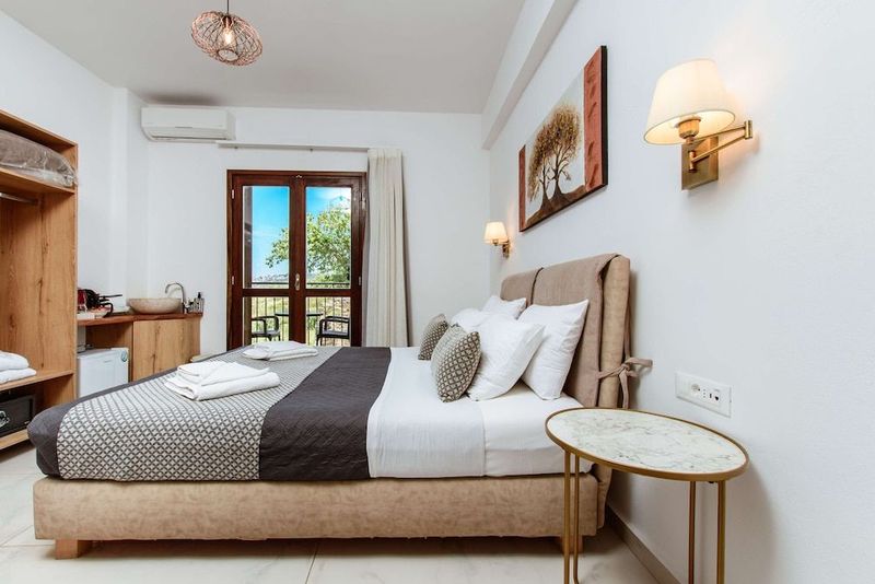 Deluxe Hotel - Image 8