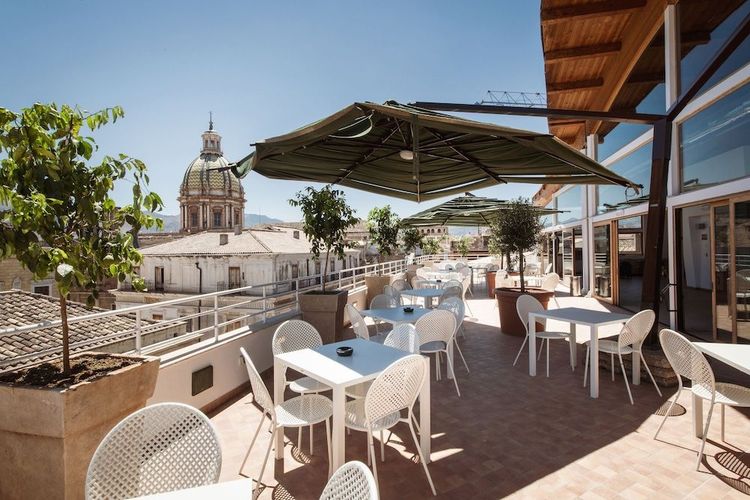 På B&B Hotel Palermo Quattro Canti i Palermo kan du nyte et godt måltid på takterrassen.