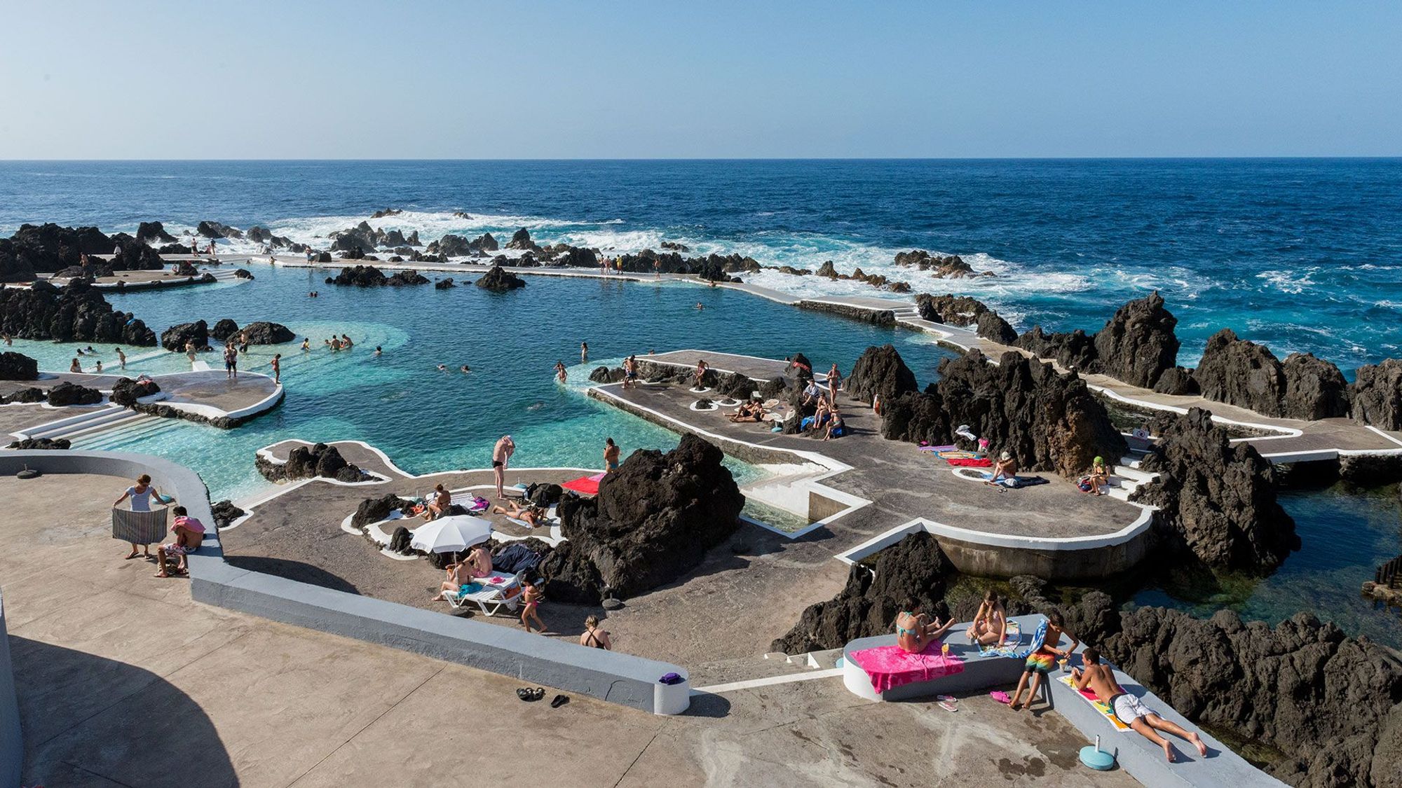 Utsikt over havsbassengene og havet i Porto Moniz på Madeira
