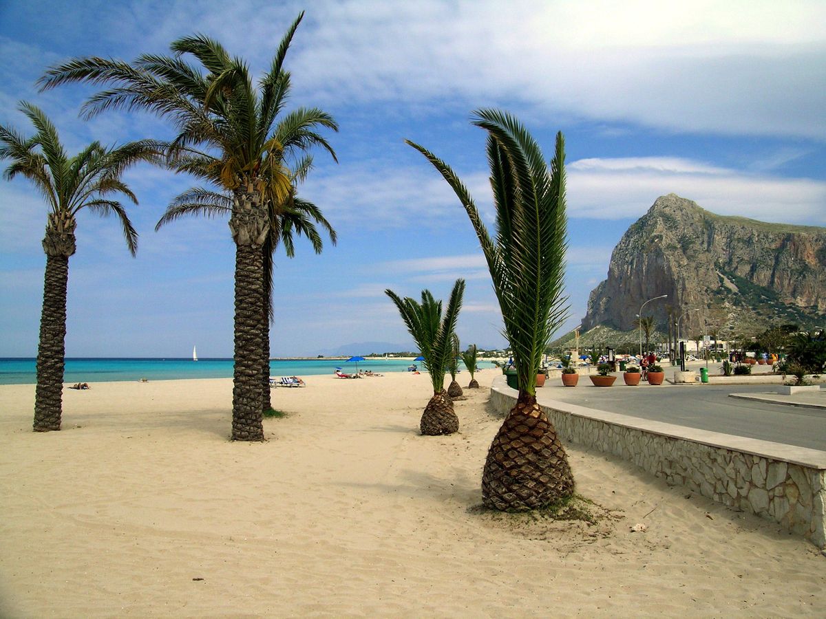 Utsikt över den härliga sandstranden med palmer i San Vito Lo Capo på Sicilien