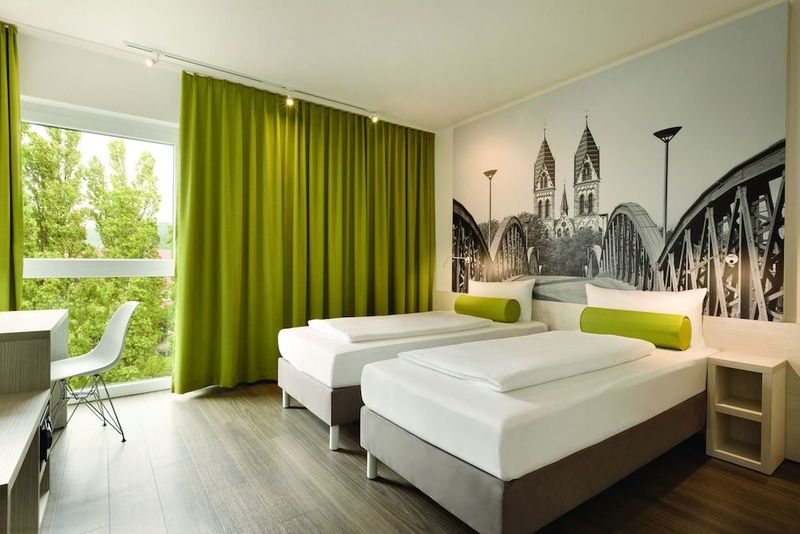 Super 8 by Wyndham Hamburg Mitte - Image 2