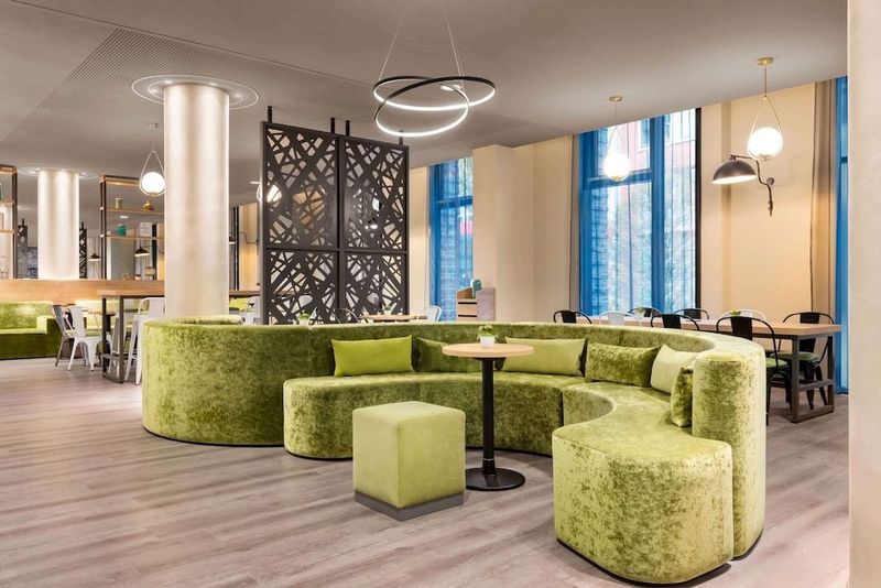 Super 8 by Wyndham Hamburg Mitte - Image 4