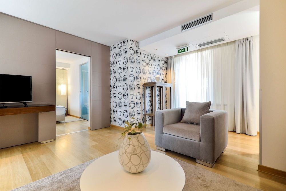 Belgrade Art Hotel - Image 10