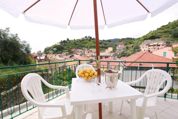 Nyt utsikten fra takterrassen til Hotel Souvenir i Monterosso, Cinque Terre.