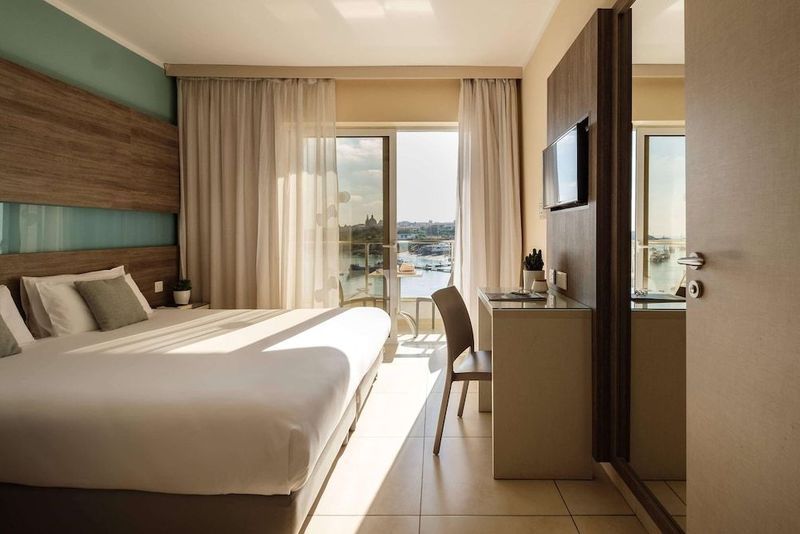 115 The Strand Hotel & Suites - Image 3