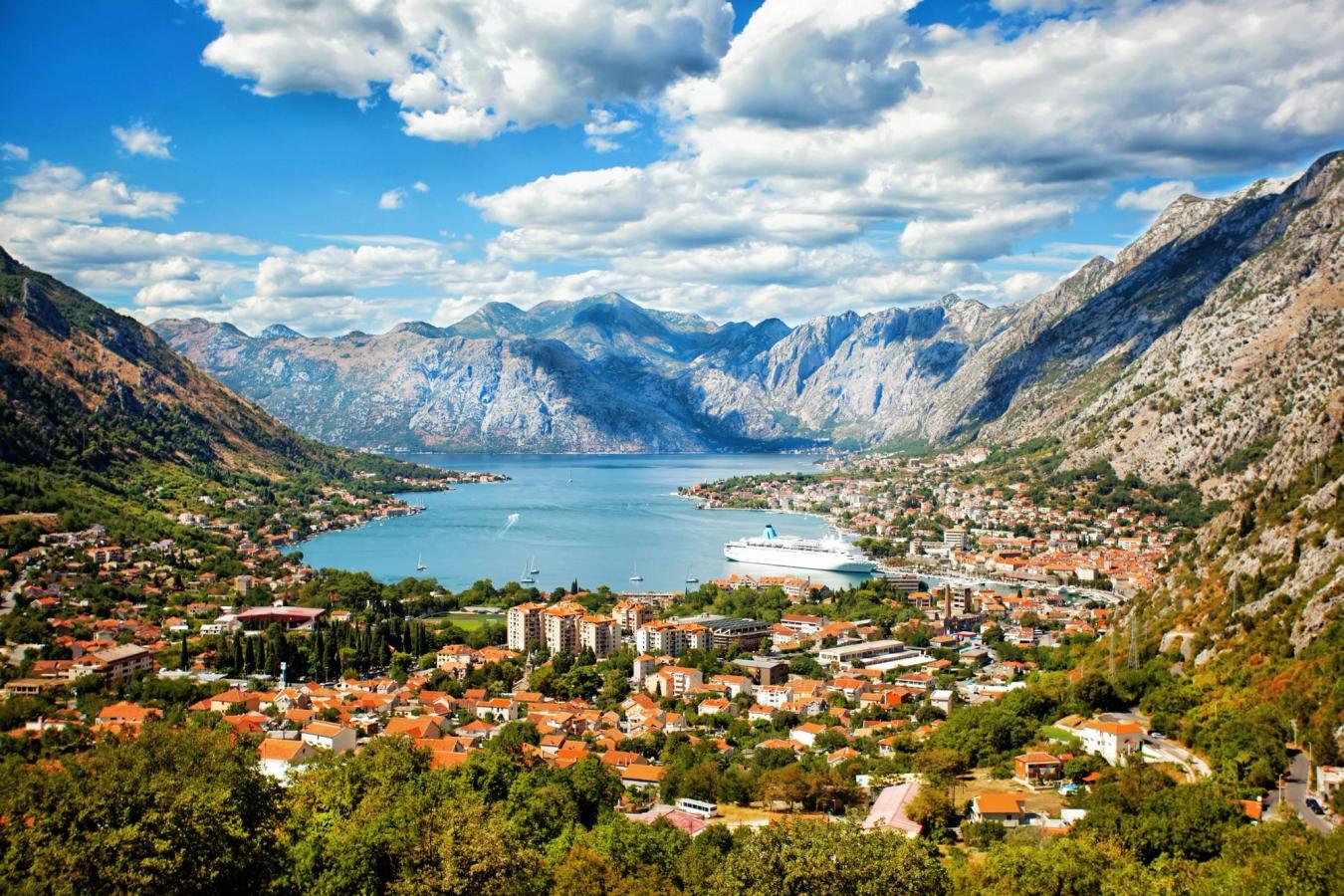 Utsikt över den idylliska staden Kotor längst in i Kotorbukten i Montenegro