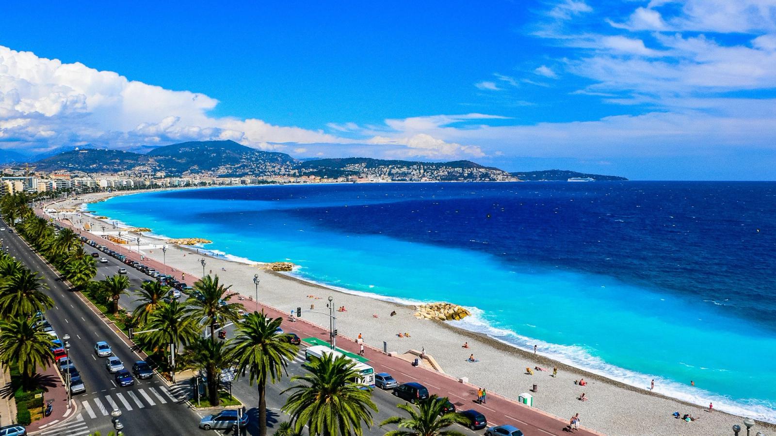 Udsigt over stranden og det glitrende azurblå hav i Nice på den franske riviera