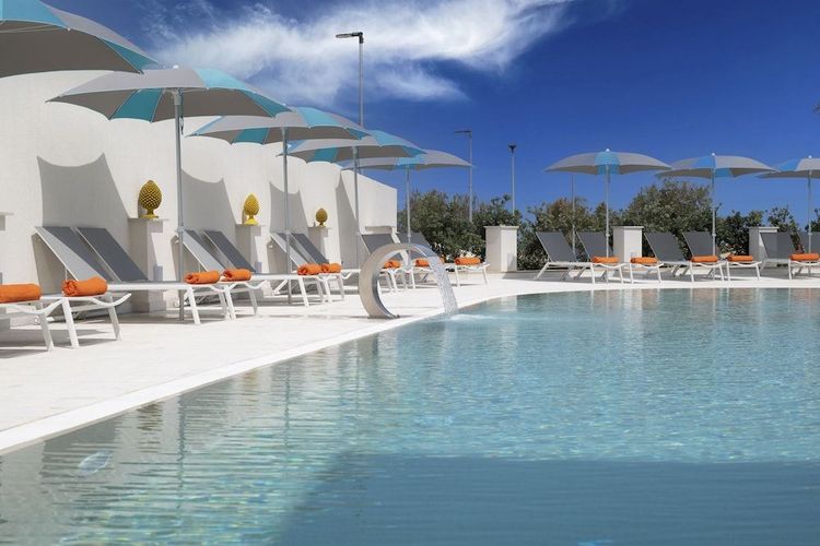 Nyd en stille stund i solen på Resort La Battigia Beach and SPA beliggende i Alcamo Marina på Sicilien.