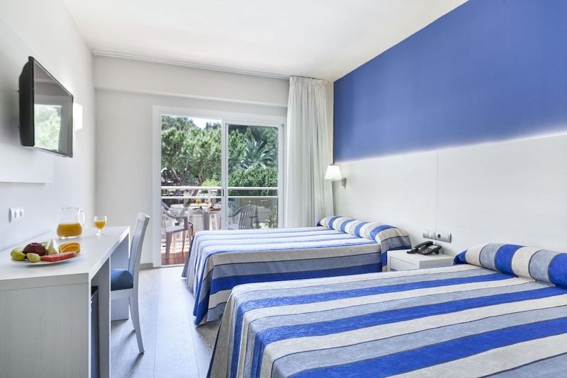 Hotel Oasis Park - Image 2