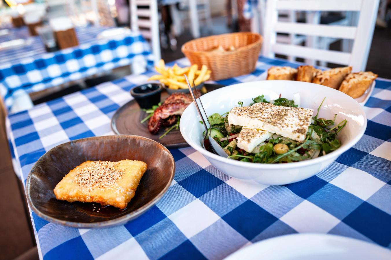 Nyt en gresk salat, grillet blekksprut og saganaki på ferie i Parga