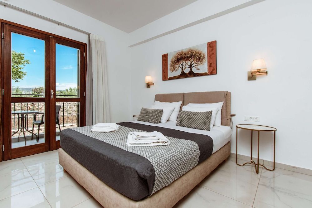 Deluxe Hotel - Image 2