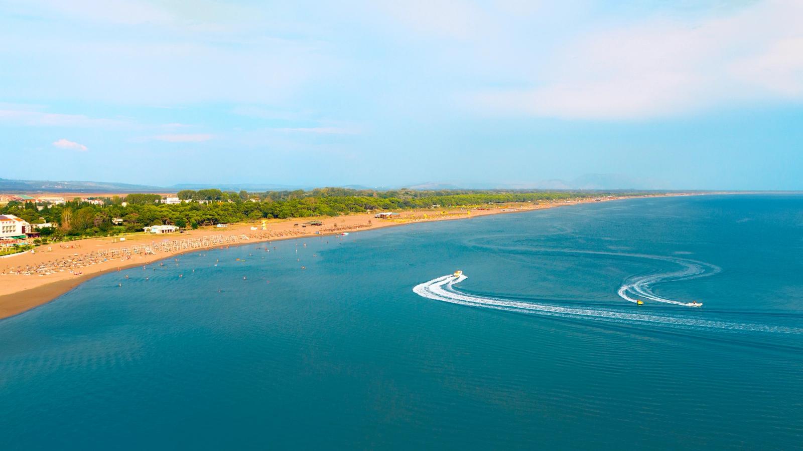 Stranden Velika Plaza är 13 km lång och är den längsta stranden i Montenegro