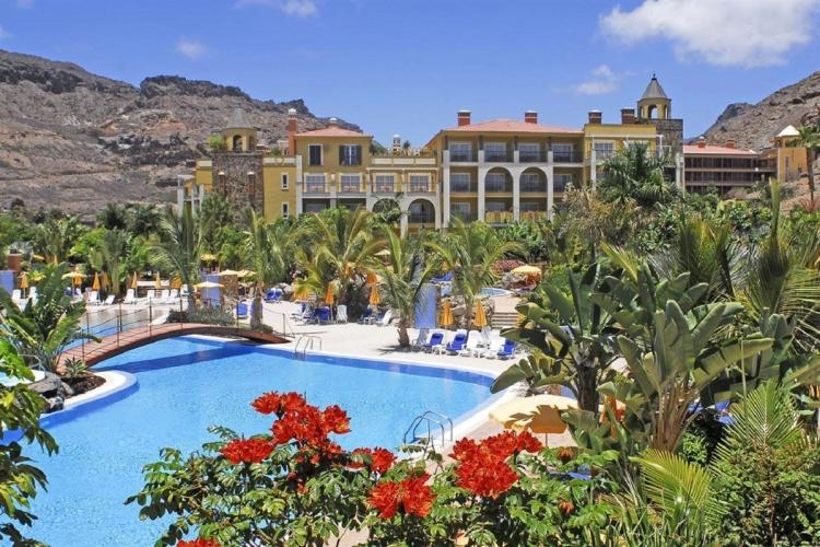 Koppla av i de grönskande omgivningarna på Hotel Cordial Mogan Playa på Gran Canaria.