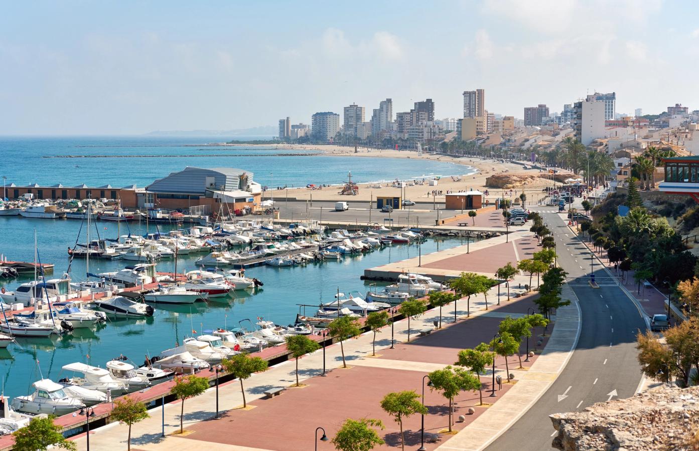 Längs stranden i El Campello löper en lång strandpromenad