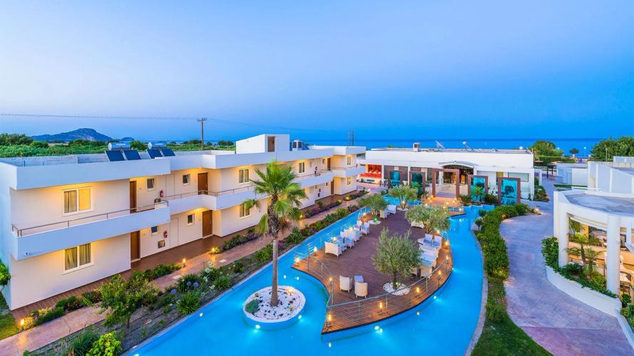 Nyt det nydelige bassenget på Afandou Bay Resort i Rhodos, Hellas.