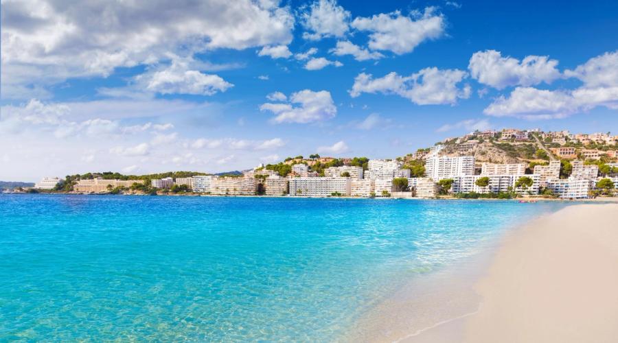 Krystallklart vann som skvulper innover de langgrunne strendene i Santa Ponsa