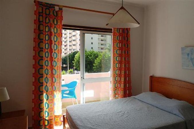 På lägenhetshotellet Apartamentos Castelos da Rocha bor du nära stranden i Portimao i Portugal