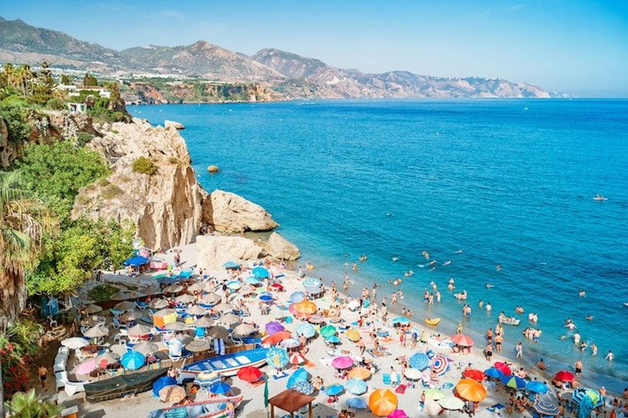 Utsikt över den härliga sandstranden med solstolar och parasoller i Nikiana, Lefkas, Grekland