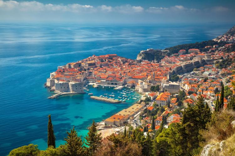 Panoramautsikt over Dubrovnik og det krystallklare Adriaterhavet ved Dubrovnikkysten i Kroatia