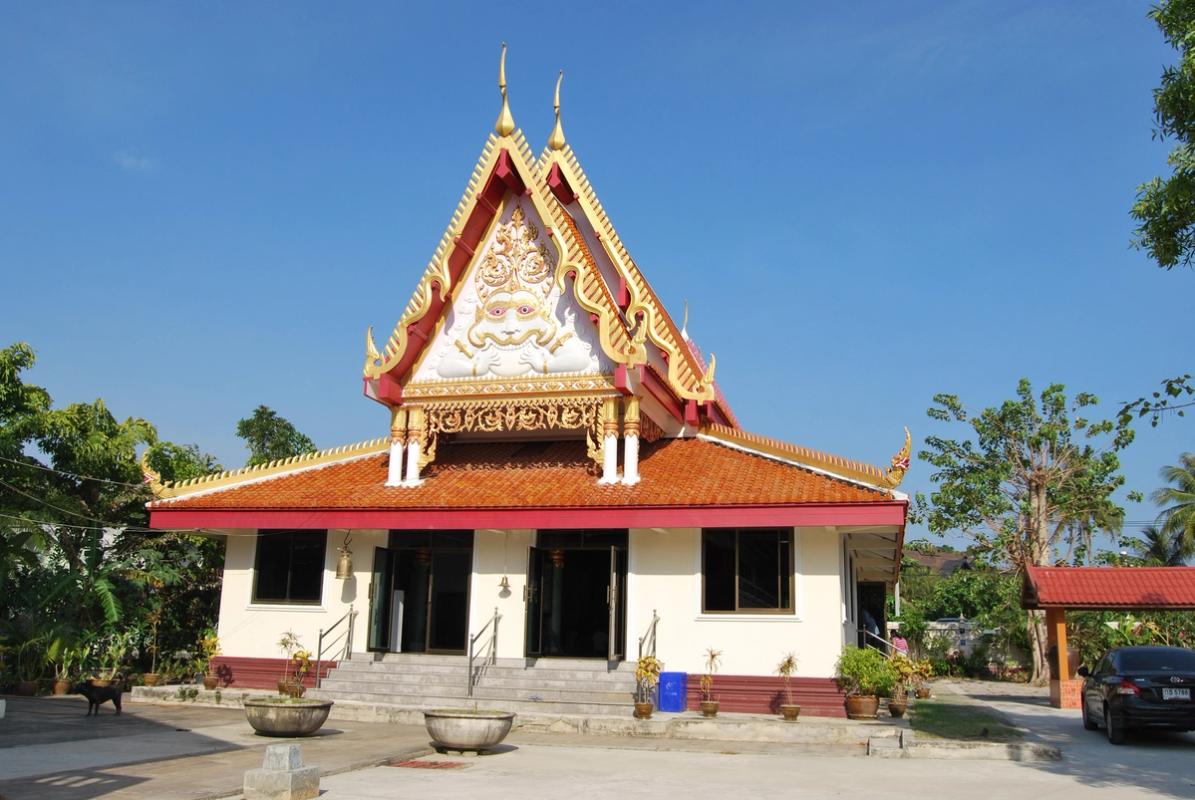 Kamala Wat är ett vackert buddhisttempel som byggdes upp av australiensisk TV efter tsunamin 2004 i Thailand