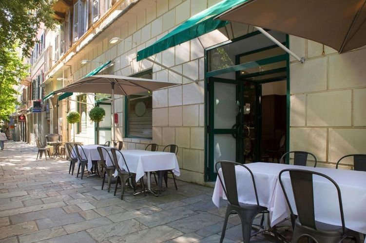 Terrasse på Hôtel Voyageurs