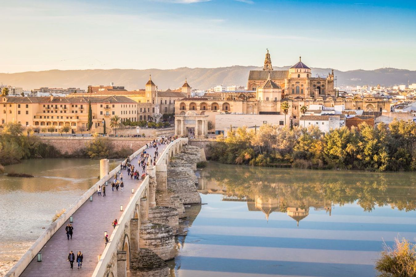 Den romerska bron i Córdoba med Mezquita-katedralen i bakgrunden