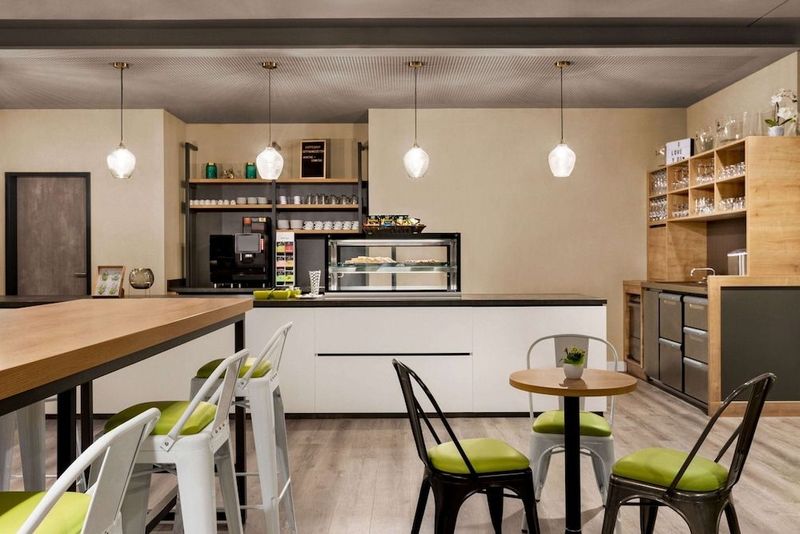 Super 8 by Wyndham Hamburg Mitte - Image 6