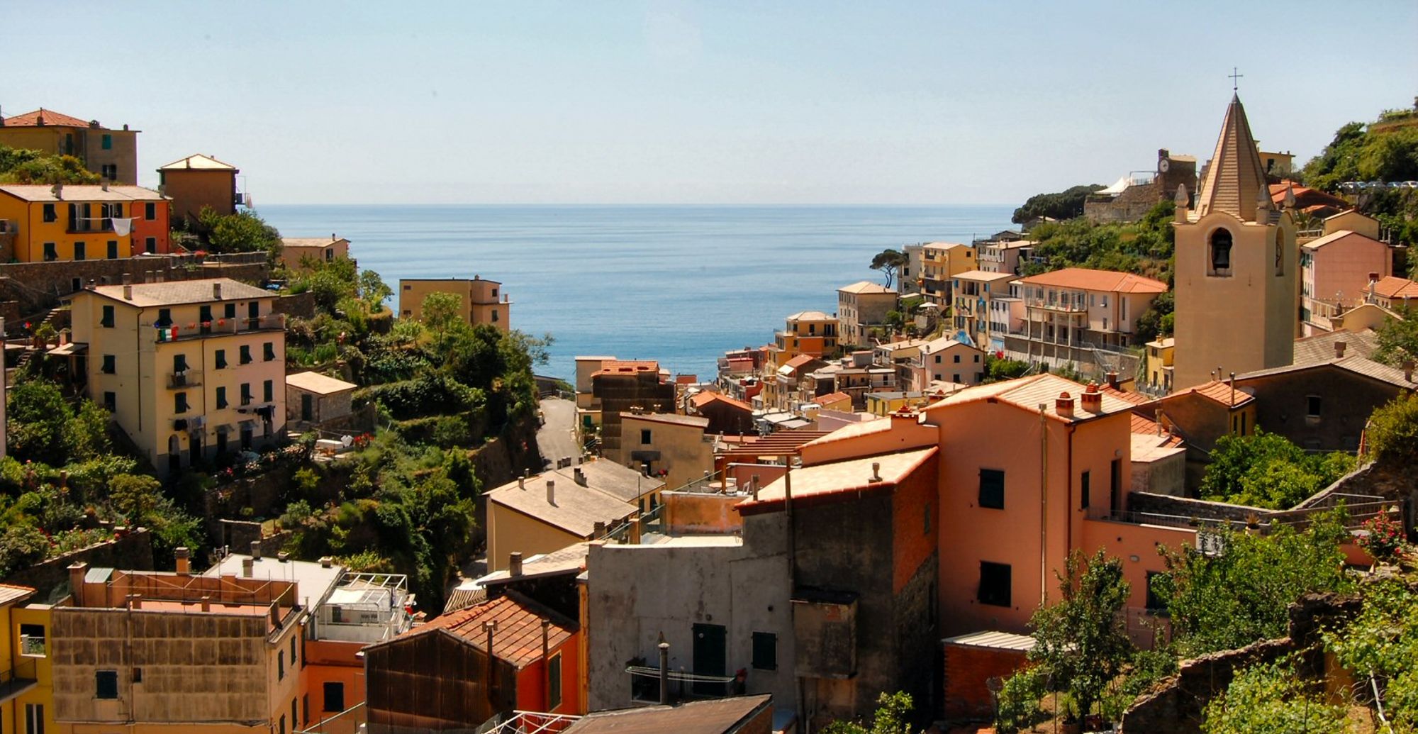 Utsikt over Riomaggiore og havet i Cinque Terre i Italia