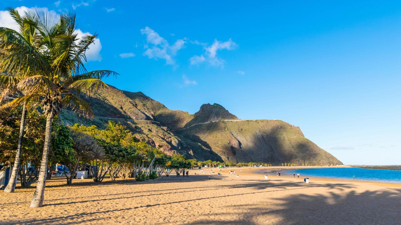 Playa de las Teresitas vid Santa Cruz de Tenerife på Teneriffa - Kanarieöarna