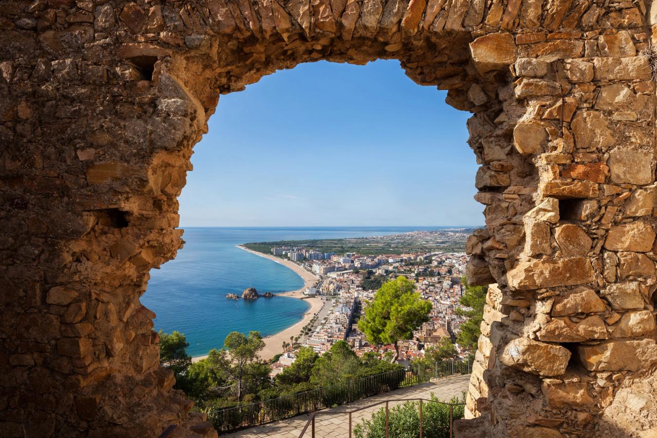 Fantastisk utsikt over Blanes og kysten fra landemerket Castillo de Sant Joan