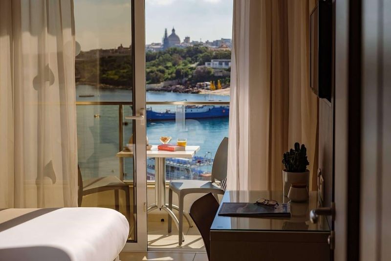 115 The Strand Hotel & Suites - Image 7