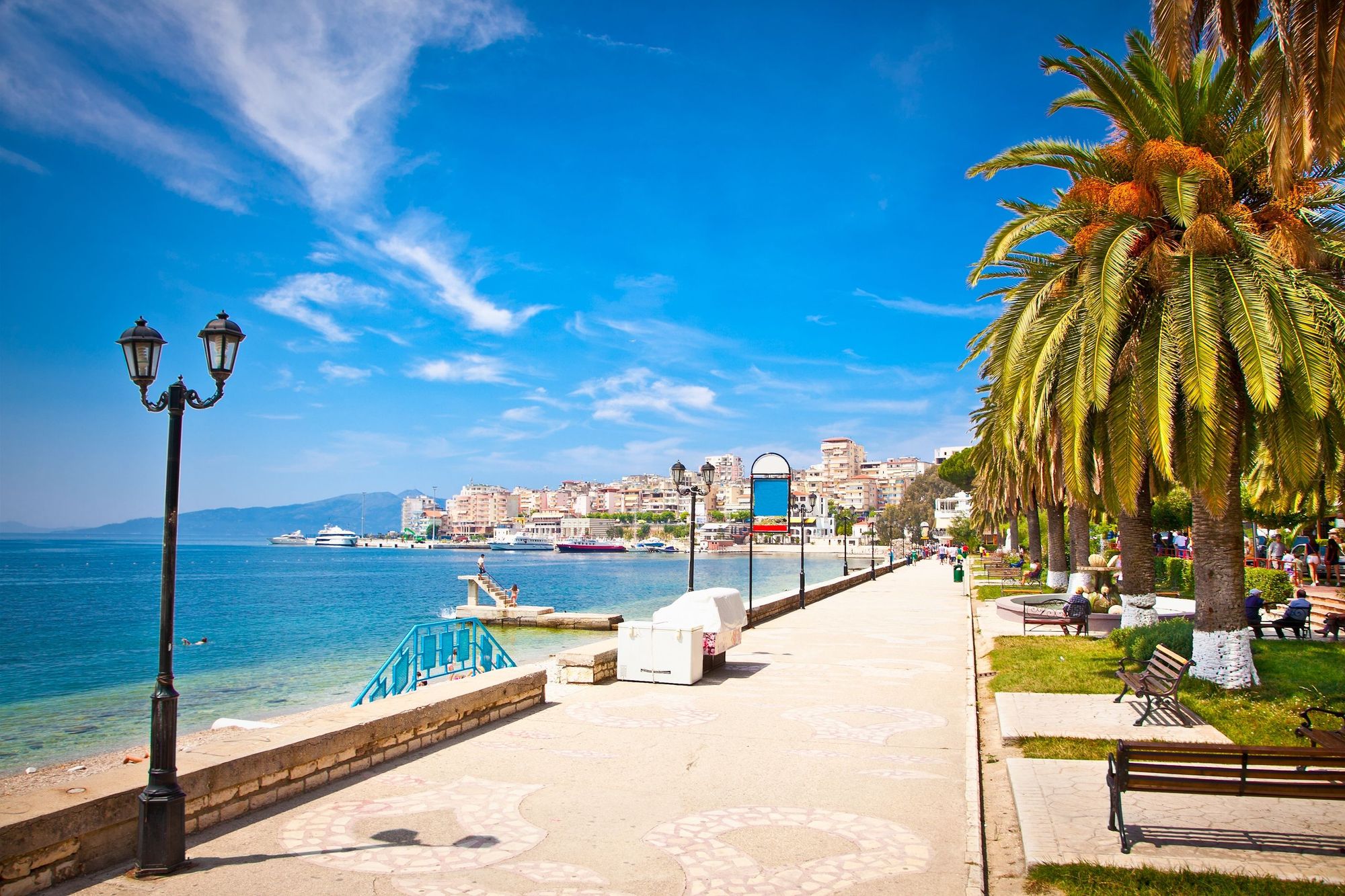 Lange og hvide strande med krystalklart vand i byen Saranda i Albanien