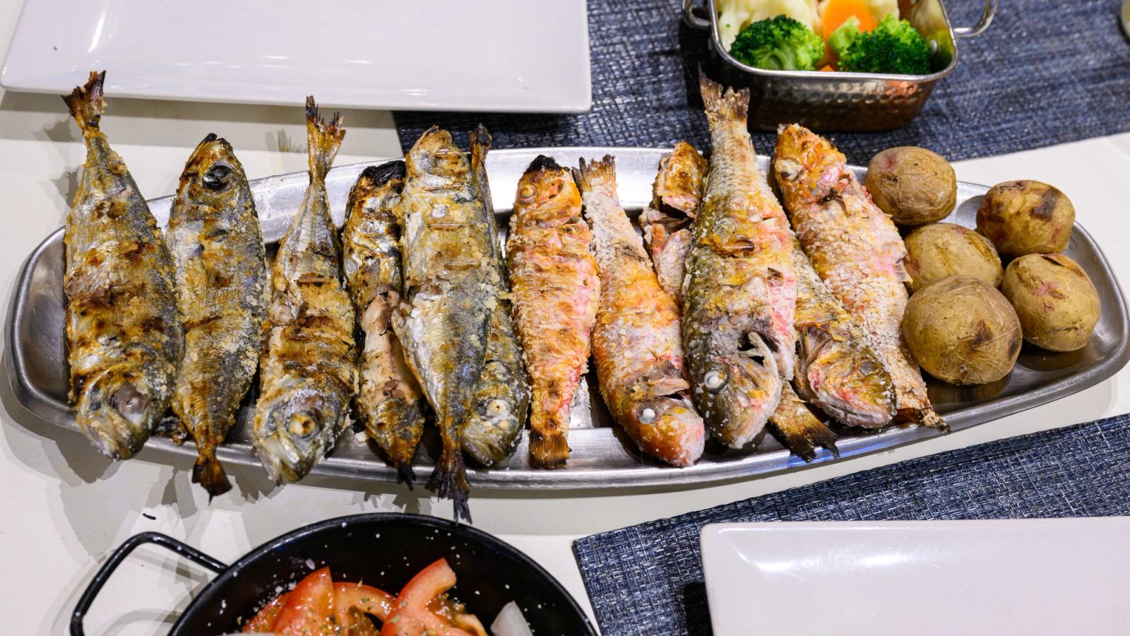 Nyt deilig, grillet fisk og sardiner på ferien til Algarvekysten