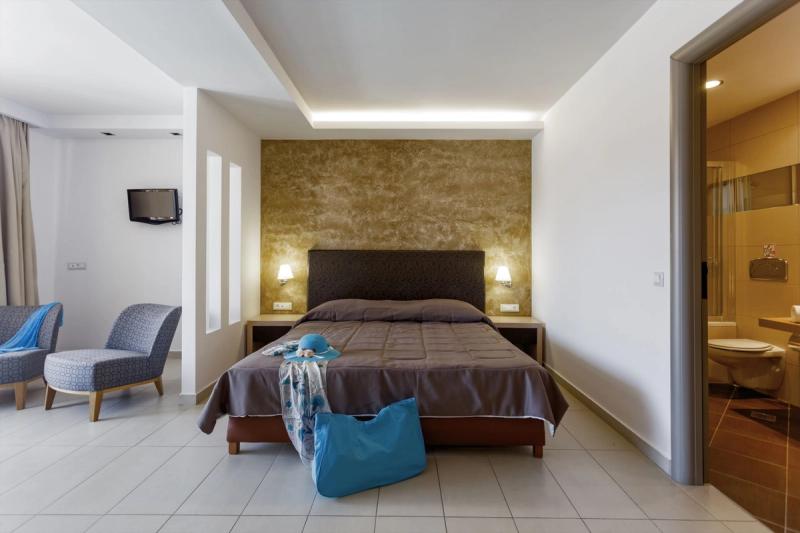 Lagomandra Beach Hotel - Image 8