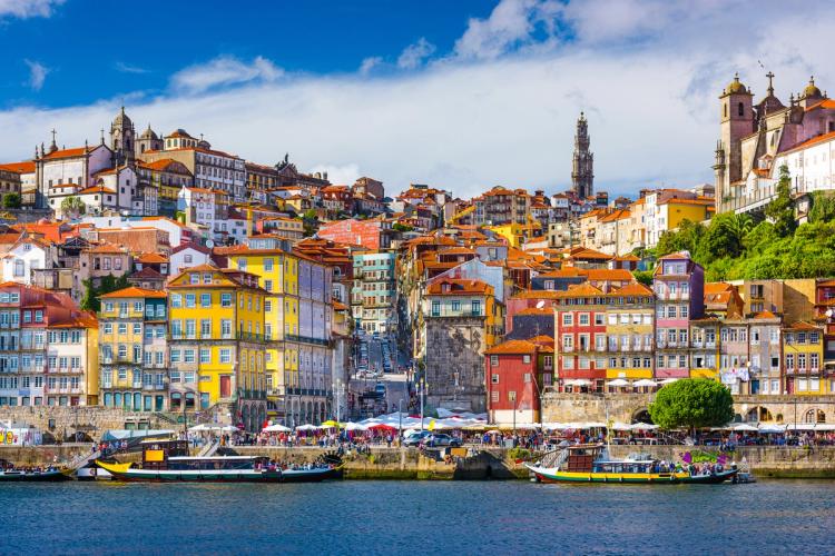 Fargerike gamlebyen i Porto