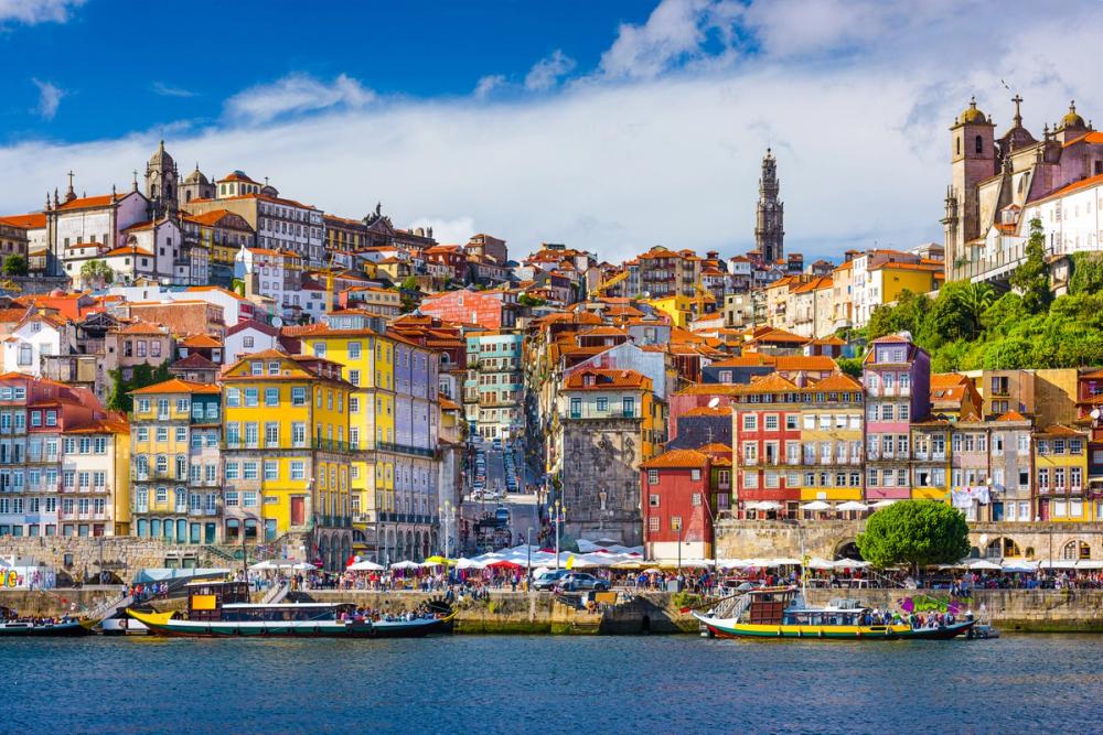 Den färgsprakande gamla stadsdelen i Porto