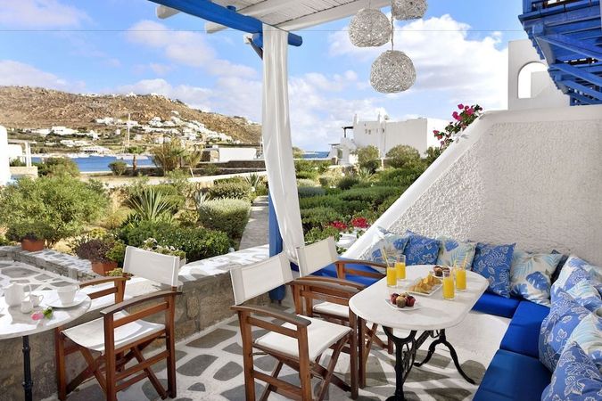 På Hotel Erato bor du i en typisk grekisk byggnad med vita och blå färger, endast ett stenkast från stranden i Ornos på Mykonos.