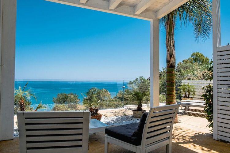 På A Tonnara kan du bestille bord med utsikt over havet utenfor Cefalù.