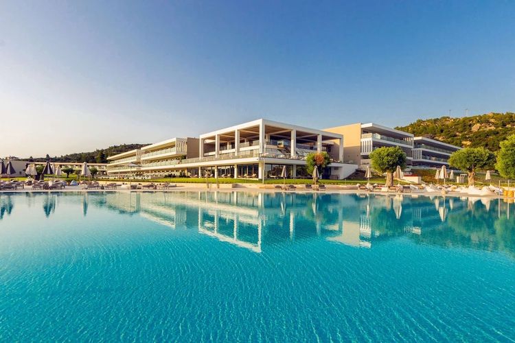 Ammoa Luxury Hotel & Spa Resort ligger i Nikiti på Halkidiki-halvön i Grekland, endast ett stenkast från stranden.